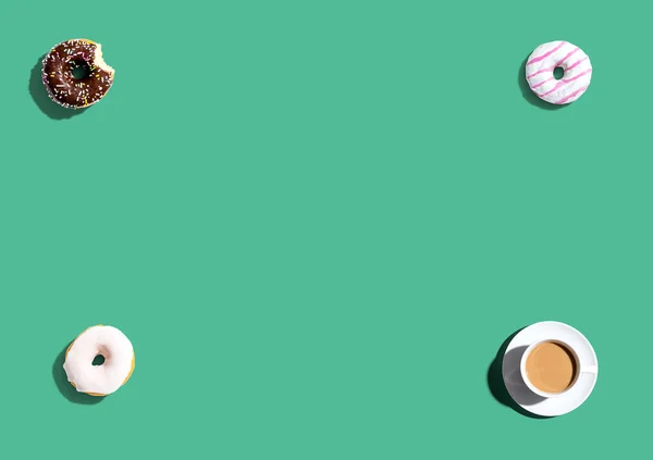 Pączki i filiżankę kawy — Zdjęcie stockowe
