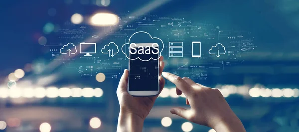 SaaS - software como concepto de servicio con la persona que utiliza el teléfono inteligente —  Fotos de Stock