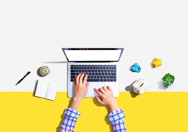 Laptop mit Sparschwein und Büroobjekten — Stockfoto