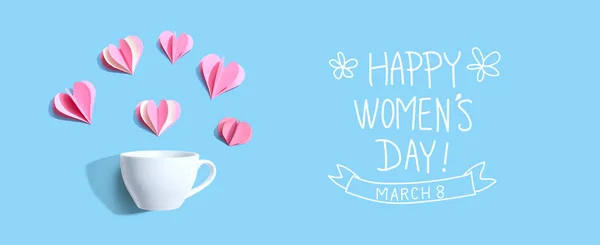用咖啡杯和纸心给女人传达快乐的一天信息 — 图库照片