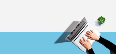 Dizüstü bilgisayar kullanan kişi