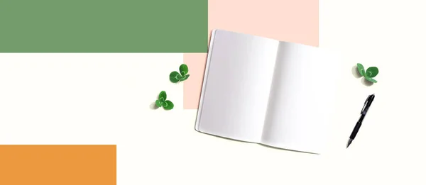 Cuaderno en blanco con hojas de trébol —  Fotos de Stock