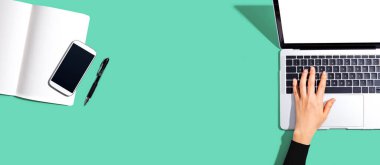 Dizüstü bilgisayar kullanan kişi