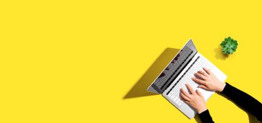 Dizüstü bilgisayar kullanan kişi