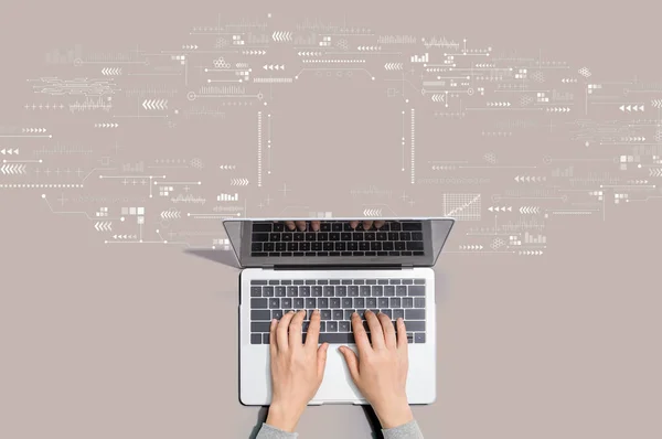 Ekran technologiczny z osobą korzystającą z laptopa — Zdjęcie stockowe