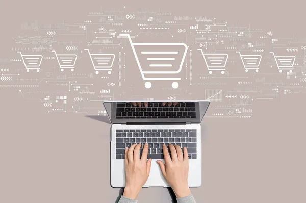 Online vásárlási téma a laptopot használó személlyel — Stock Fotó