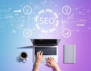 Bilgisayarı kullanan kişi ile SEO kavramı