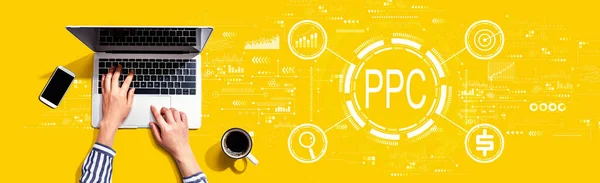 PPC - Betaal per klik concept met persoon die laptop gebruikt — Stockfoto