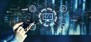 Akıllı telefon kullanan kişi ile web geliştirme kavramı