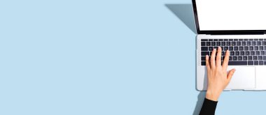 Dizüstü bilgisayar kullanan kişi