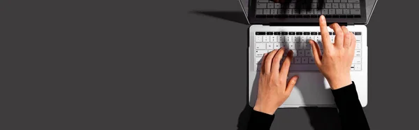 Pessoa que utiliza um computador portátil — Fotografia de Stock