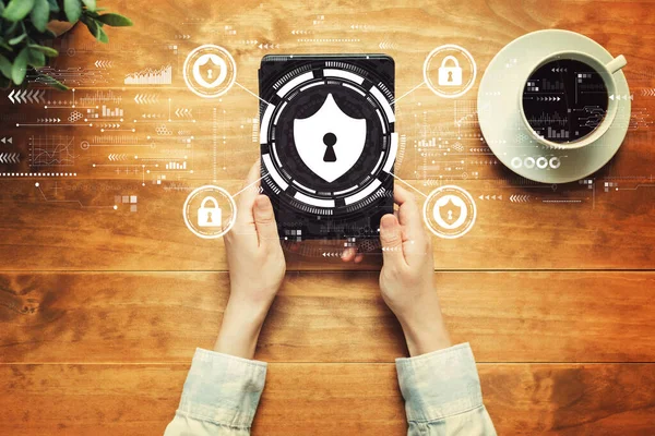 Elinde tablet olan bir kişi ile siber güvenlik teması — Stok fotoğraf