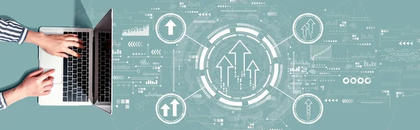 랩탑을 사용하는 사람들 과 함께 떠오르는 화살 테마 — 스톡 사진
