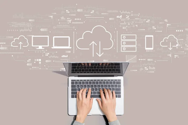 Cloud computing med person som använder bärbar dator — Stockfoto