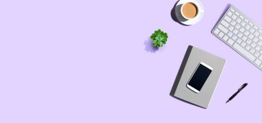 Masa ögeleri - klavye, akıllı telefon, kahve ve bir kalem