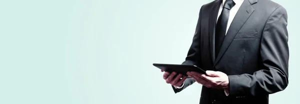 Geschäftsmann hält ein Tablet in der Hand — Stockfoto