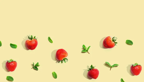 Fresh red strawberries with mints overhead view — Stock Photo, Image