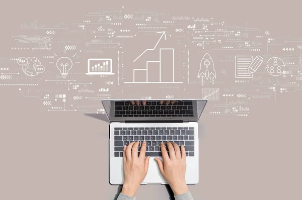 Unternehmenswachstumsanalyse mit Laptop-Benutzer — Stockfoto