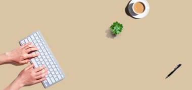 Bilgisayar klavyesi kullanan bir kadın