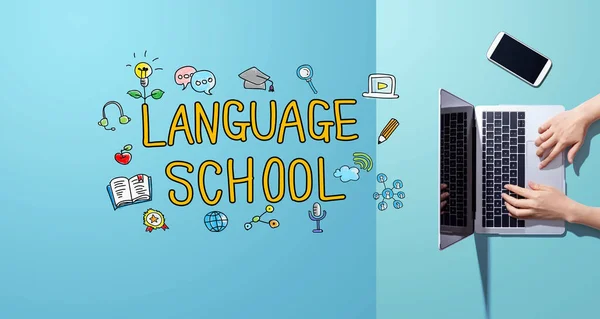 Escuela de idiomas con persona que trabaja con portátil — Foto de Stock