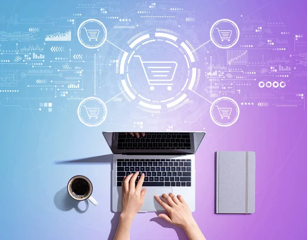 Tema de compras on-line com a pessoa usando um laptop — Fotografia de Stock