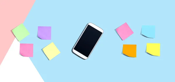 Smartphone avec de nombreuses notes collantes colorées d'en haut — Photo