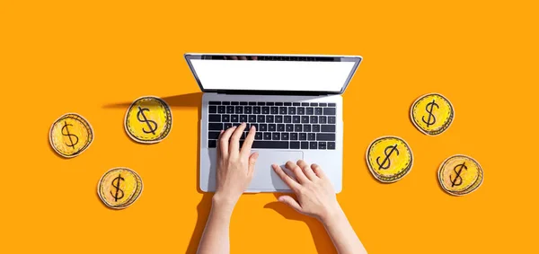 Person, die einen Laptop mit Münzen benutzt - Online-Thema verdienen — Stockfoto