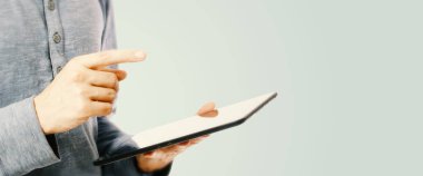 genç adam bir tablet holding