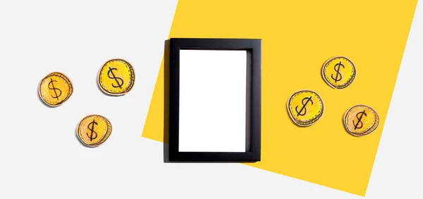 Moldura de foto em branco com moedas - ganhar tema online — Fotografia de Stock