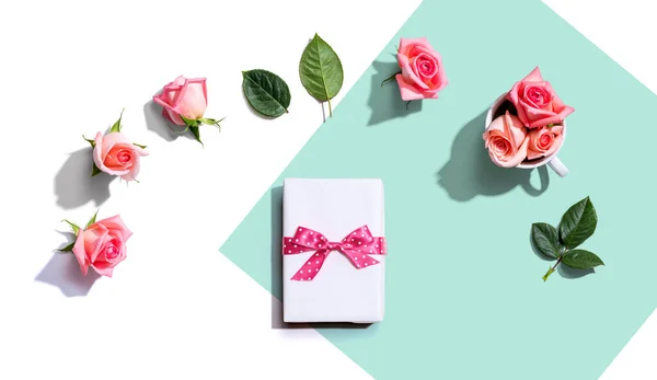 Gift box with pink roses overhead view — Stock Photo, Image