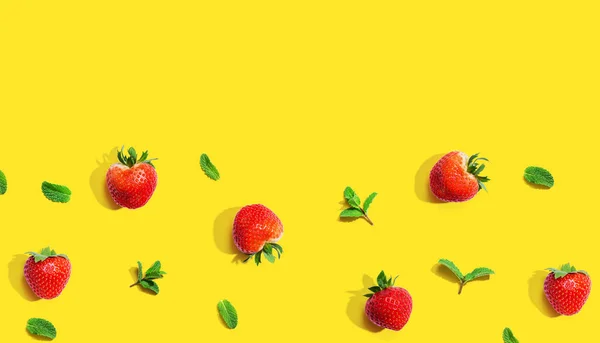 Verse rode aardbeien met muntjes boven het hoofd — Stockfoto