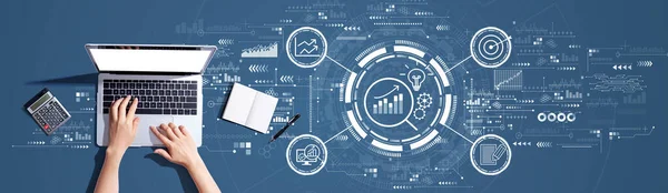 Concepto de análisis de datos con persona usando una computadora portátil — Foto de Stock