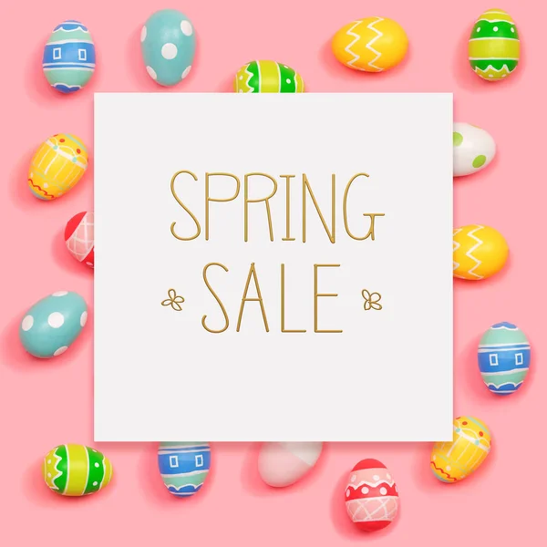 Mensaje de venta de primavera con huevos de Pascua —  Fotos de Stock