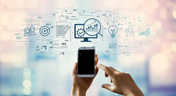 Marketingstrategie-Konzept mit Smartphone-Nutzer — Stockfoto