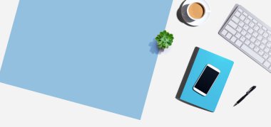 Masa ögeleri - klavye, akıllı telefon, kahve ve bir kalem