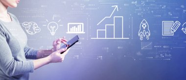 Tablet kullanan bir kadınla iş büyümesi analizi