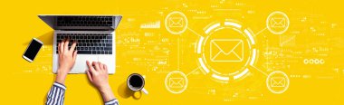 Bilgisayarı kullanan kişi ile e- posta kavramı