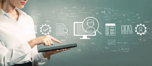 Concepto de sistema de gestión de documentos con una mujer de negocios usando una tableta — Foto de Stock