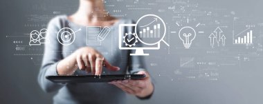 Kadının tablet kullandığı pazarlama stratejisi konsepti