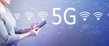 Tablet kullanan bir kadınla 5G ağı
