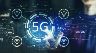 Gece genç adam ile 5g ağ