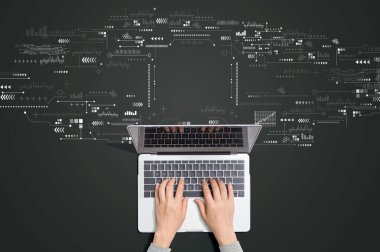 Bilgisayarı kullanan kişi ile teknoloji ekranı