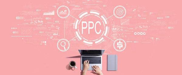 PPC - concepto de pago por clic con la persona que trabaja con el ordenador portátil —  Fotos de Stock