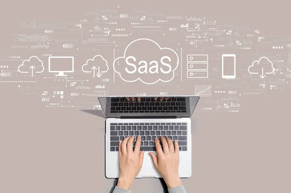 SaaS - software als serviceconcept met persoon die laptop gebruikt — Stockfoto