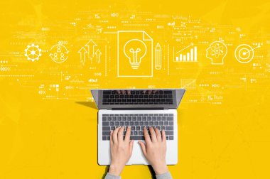 Dizüstü bilgisayar kullanan kişi ile başarı teması