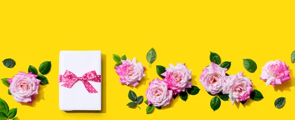 Gift box with pink roses overhead view — Stock Photo, Image