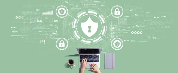 Bilgisayarla çalışan kişi ile siber güvenlik teması — Stok fotoğraf