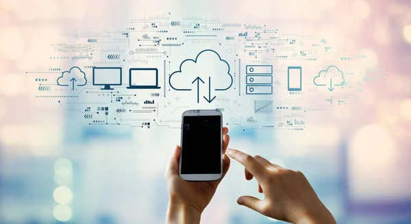 Cloud computing med person som använder smartphone — Stockfoto