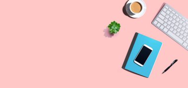 Masa ögeleri - klavye, akıllı telefon, kahve ve bir kalem