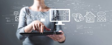 Tablet kullanan bir kadınla çevrimiçi buluşma teması